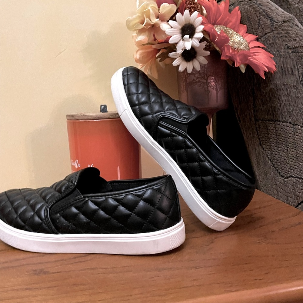 🌷🌷Two / $20.00🌷🌷Time and Tru Size 9 Black padded slip-ons with Memory Foam.